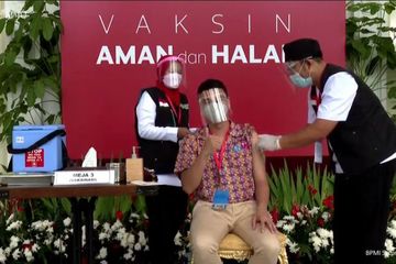 Raffi Ahmad disuntik vaksin covid-19.