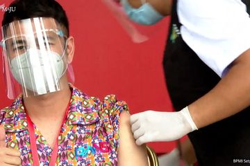 Acungkan Jempol, Raffi Ahmad Ungkap Pengalaman Dapat Vaksinasi Perdana: 'Enak, Aman, Ini Aku Kerja Terus'