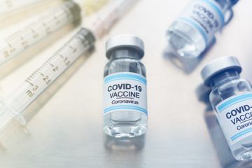 Dengan pandemi yang berkecamuk di AS dan Eropa, para ahli vaksin memperkirakan, peluncuran vaksin Covid-19 dari Johnson &amp; Johnson akan dipercepat.