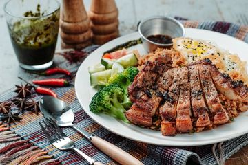 Hindari makanan asin, terlalu manis, dan makanan berpengawet selama menjalani terapi pemulihan isolasi mandiri akibat Covid-19.