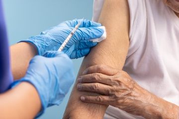 Kabar kematian 3 lansia usai disuntik vaksin Covid-19 buatan Pfizer