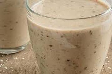 Campuran pisang dan biji labu ditambah sedikit susu dapat menjadi smoothie pereda haid dengan cepat.