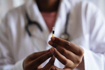 Seorang dokter takut disuntik saat akan divaksinasi vaksin Covid-19 di rumah sakit JIH Solo.