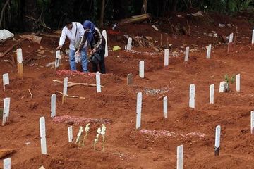 Kondisi makam pasien korban Covid-19 di TPU Pondok Rangon, Jakarta Timur, Jumat (17/4/2020). 