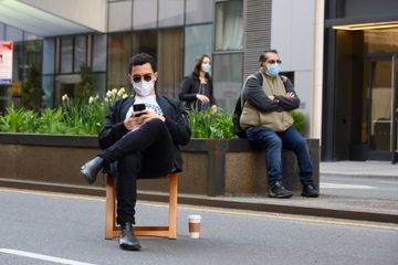 Memakai masker dan menjaga jarak,  masih menjadi pertahanan ampuh melawan mutasi dan varian virus di masa pandemi Covid-19.