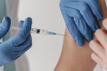 Positif Covid-19 Meski Sudah Divaksin, Ahli Biologi Mokuler: Alasannya Karena Disuntik di Bahu