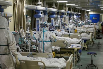 Kondisi pasien Covid-19 di salah satu ruang ICU di sebuah rumah sakit di Jakarta.  Masih banyak kasus Covid-19 di Indonesia yang belum terlaporkan.