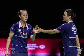 Pasangan ganda putri Korea Selatan, Lee So-hee/Shin Seung-chan, melakukan tos setelah memenangi poin pada pertandingan melawan Chow Mei Kuan/Lee Meng Yean (Malaysia) pada semifinal BWF World Tour Finals 2020 di Impact Arena, Bangkok, Thailand, Sabtu (30/1/2021).