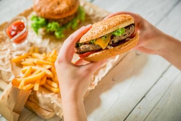 Kurang serat dan banyak konsumsi makanan siap saji meningkatkan risiko kanker kolorektal di kalangan usia muda.