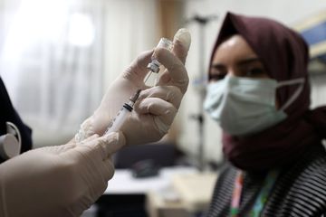Mereka yang menderita alergi wajib melakukan suntik vaksin Covid-19 di rumah sakit, bukan puskesmas atau klinik, agar apabila ada reaksi alergi, mudah ditangani.