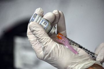 Vaksin Covid-19 siap disuntikkan. WHO khawatir tentang efektivitasnya menghadapi berbagai varian virus corona yang muncul.