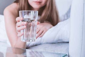 Minum air cukup dapat mencegah payudara kendur.