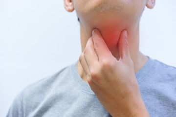 Mencegah radang tenggorokan adalah dengan menghindari kuman (virus dan bakteri) dengan menjaga kebersihan.