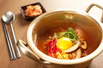 Meski rasanya lebih pedas, mi instan Korea yang disebut ramyeon kini banyak disukai masyarakat Indonesia.