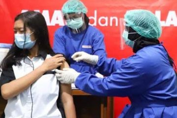 Potret seorang wanita disuntik Vaksin Covid-19. Tak perlu khawatir, vaksin Covid-19 tidak berdampak pada kesuburan.