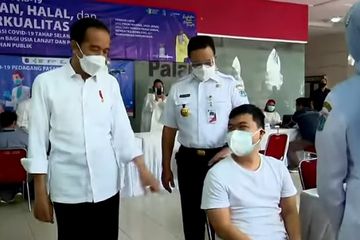 Jokowi dan Anies Baswedan turun tangan menengok vaksinasi Covid-19 di Pasar Tanah Abang