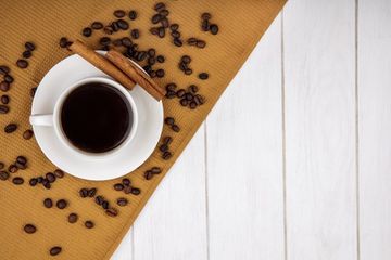 Minum kopi campur kayu manis.