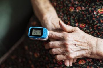 Beberapa faktor dapat mempengaruhi akurasi oksimeter termasuk sirkulasi yang buruk, suhu kulit, dan pigmentasi kulit gelap, kata FDA. 