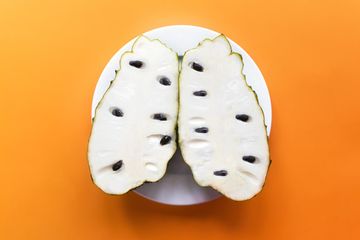 Khasiat buah sirsak untuk kesehatan.