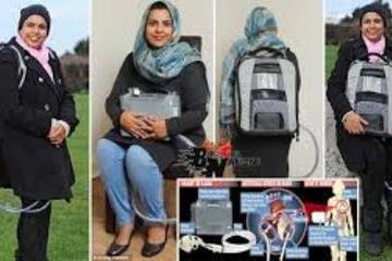 Wanita Inggris bernama Selwa  yang membawa jantung buatan di luar tubuhnya, dengan tas punggung.