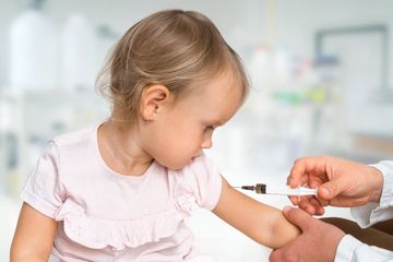 Seorang dokter anak menyuntikkan satu dosis vaksin ke bahu anak. Vaksin Covid-19 dapat diberikan ke anak setelah studi tentang keamanan vaksin selesai.  