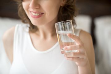 Minum banyak air penting untuk fungsi ginjal. Menjaga ginjal dalam kondisi yang baik juga dapat mengurangi penumpukan kristal asam urat dan mengatasi asam urat.
