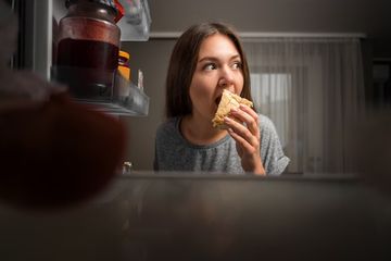 Bahaya terbiasa makan pada tengah malam.