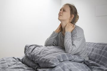 Posisi tidur untuk atasi sakit pada leher