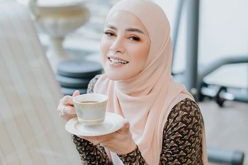 Tampilan Olla Ramlan Saat Hadiri Henna Night Aurel Hermansyah Jadi ...