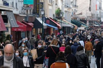 Kerumunan orang berjalan melalui jalur perbelanjaan di Paris, Prancis. Uni Eropa optimis kekebalan kelompok segera terwujud pada Juli 2021. 20 Maret 2021. (Foto Reuters)
