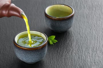 Minum teh hijau setelah divaksin Covid-19.