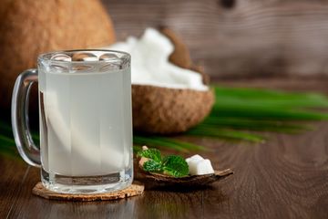 Minum air kelapa, salah satu cara alami membersihkan batu ginjal.