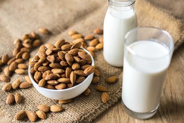 Berbagai manfaat susu almond untuk kesehatan tubuh.