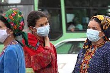Wanita lalu-lalang di Asgabat (ibukota Turmeknistan) mengenakan masker. Tidak ada Covid-19 yang dilaporkan di negara itu.