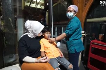 Nathalie temani anak sambungnya di uap.