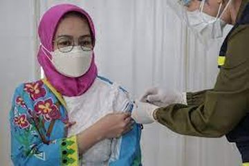 Walikota Tangerang Selatan Airin Rahmi Diani tengah disuntik vaksin Covid-19. Kota Tangerang Selatan masih masuk zona merah.