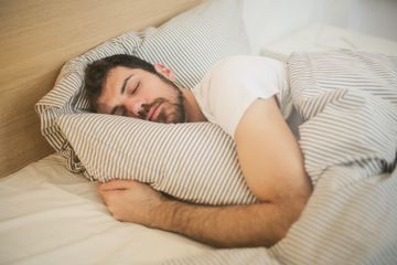 Karena waktu tidur malam berkurang untuk sahur, maka sebaiknya tidurlah lebih awal di malam hari. 