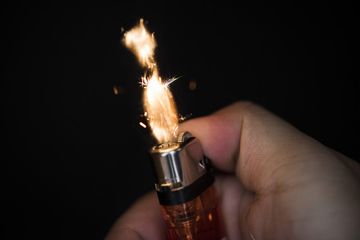 Kasus siswa yang disulut korek api oleh guru di Lumajang.
