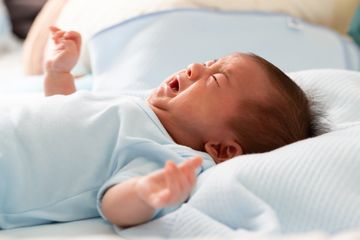 Pengobatan infeksi saluran kemih berbeda setiap usia. Pada bayi perlu diberikan antibiotik lewat intravena.