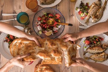 Makan bersama, berpotensi besar terhadap penularan infeksi Covid-19.