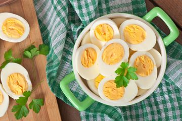 Telur rebus juga menyumbang nutrisi penting, termasuk vitamin B-12, vitamin D, selenium dan protein.
