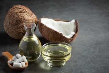 Penggunaan minyak kelapa murni dalam terapi Covid-19,  dilatarbelakangi kandungan yang diketahui memiliki aktivitas anti virus yang baik.