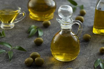 Bukan Hanya Ampuh Cegah Uban Rutin Oleskan Minyak Zaitun Ke Rambut Juga Bisa Berikan Perubahan Menakjubkan Ini Semua Halaman Nakita