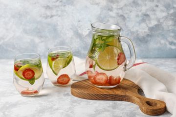 Infused water salah satu minuman diabetes yang menyegarkan.