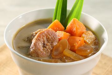 Menyatap kolak saat buka puasa.