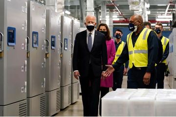 Joe Biden meninjau fasilitas penyimpanan vaksin COVID-19 perusahaan Pfizer-BioNtech di Portage, Michigan Jumat (19/2).