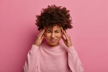 Migrain adalah salah satu masalah yang dihadapi wanita saat datang bulan, ternyata ada beberapa kiat untuk mencegah migrain saat menstruasi.