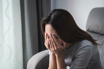 Berhenti menyalahkan diri sendiri yang berujung stres bila tidak kunjung hamil.