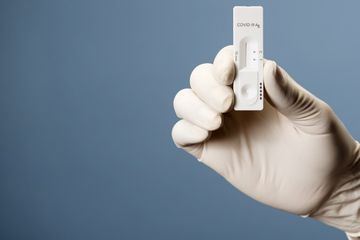 Sadis! Petugas Bandara Kualanamu Medan Gunakan Alat Rapid Test Antigen Bekas Pada Calon Penumpang, 5 Orang Diamankan Polisi