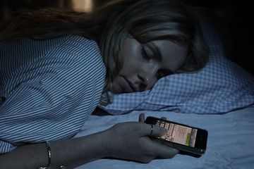Tertidur saat memainkan handphone